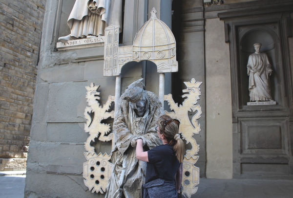 la discussion avec "la statue vivante" se poursuit